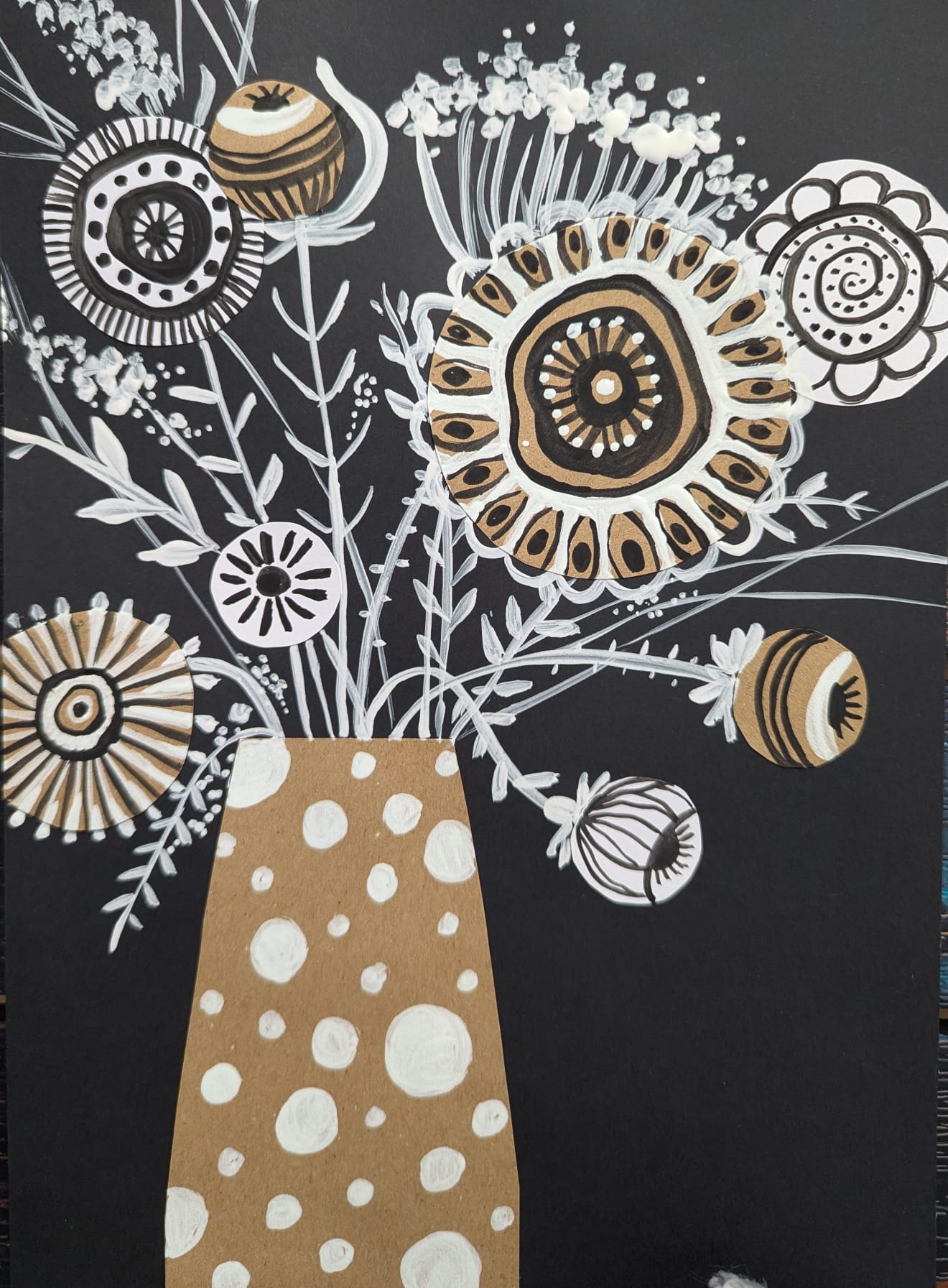 Petrykiwska-Malerei — ukrainische Volkskunst, Vase mit Blumen in Gold auf Schwarz